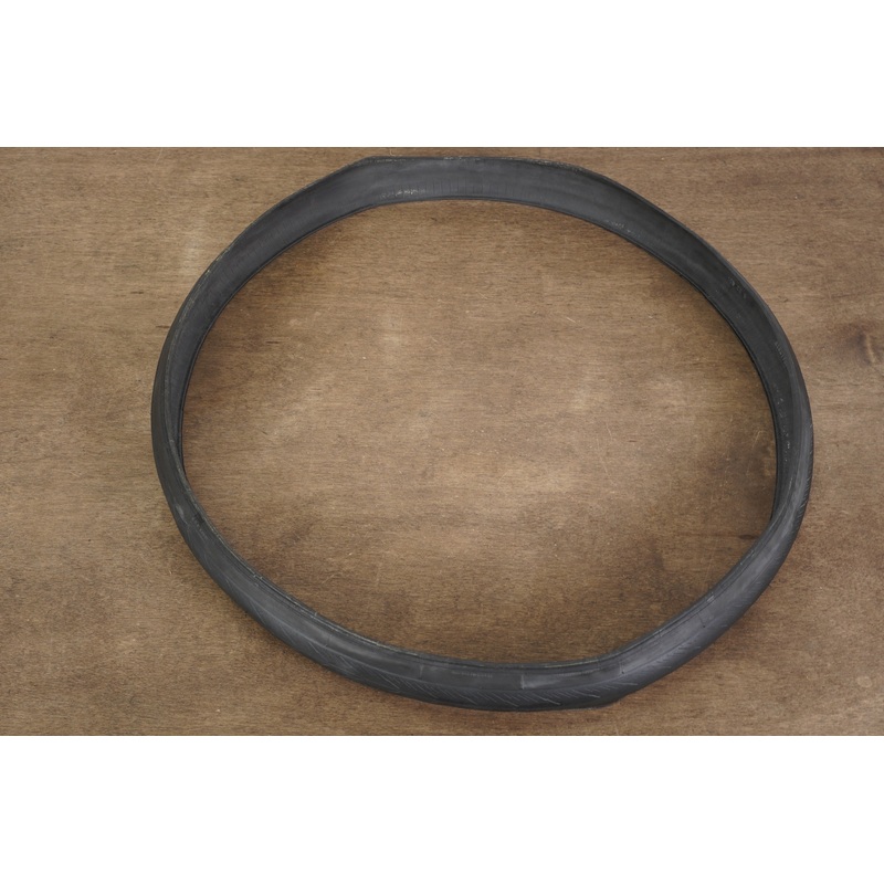 (1) 700x32C 32mm Pirelli P7 Sport Clincher Road Tire